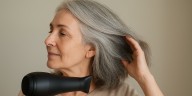 El error que cometen las mujeres después de los 60 al secarse el pelo con secador, según una peluquera