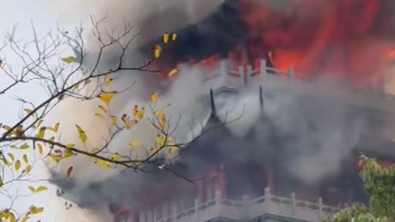 Las llamas arrasan un templo en China: grave incendio en el Pabellón Wenchang