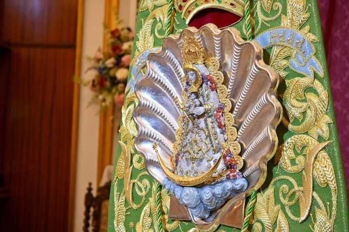 Emigrantes presenta en Huelva el nuevo guion corporativo de la hermandad: "Los hermanos se han sentido identificados porque nos representa"