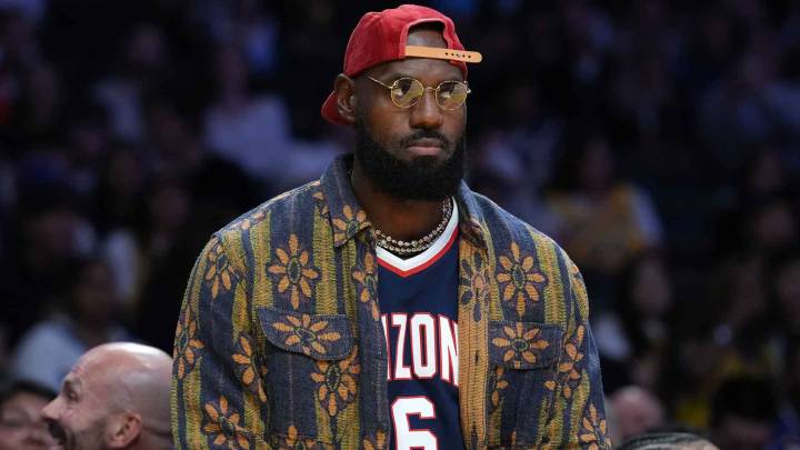 Lakers’ LeBron James takes next step in injury return, but remains out