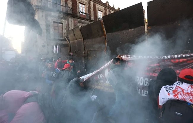 Maestros de la CNTE inician protestas en CDMX; intentan derribar vallas de Palacio