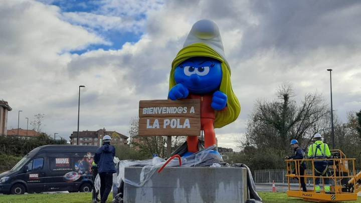 La Pitufina gigante llega a la Pola: comienza la instalación de la figura que dará la bienvenida a la capital de Siero desde el acceso de la Autovía Minera