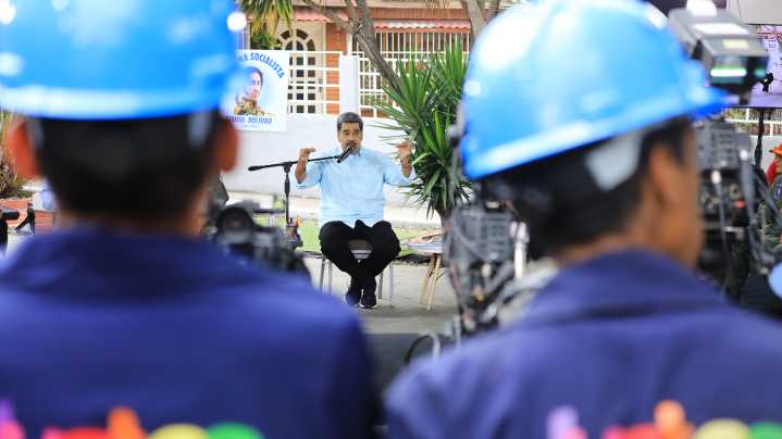 En Venezuela los generales, soldados y milicianos son pueblo uniformado y bien armado, subrayó el presidente Maduro