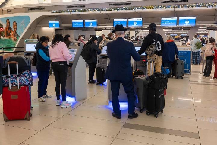 Suman más de mil 700 cancelaciones de vuelos en EU este lunes por el cierre de gobierno