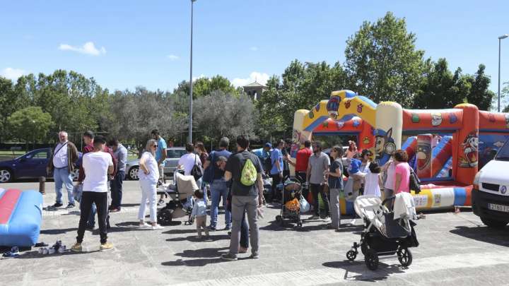 Plantón de las asociaciones vecinales al Ayuntamiento de Huesca