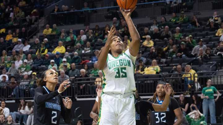 See photos as Oregon women's basketball hosts West…
