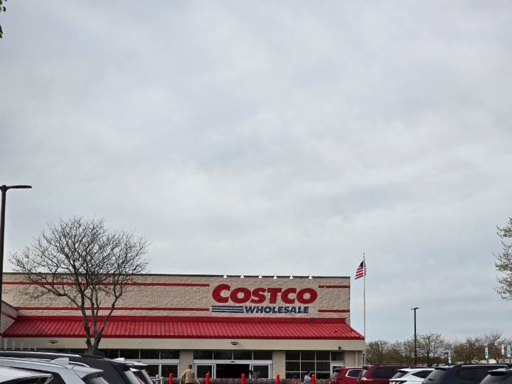 Alerta de retirada de productos Costco: ensalada César y sandwich de pollo