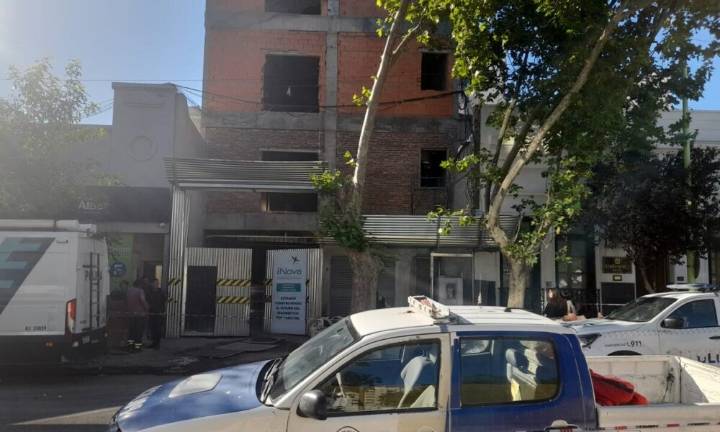 Murió un obrero al caer desde el cuarto piso de una obra en construcción
