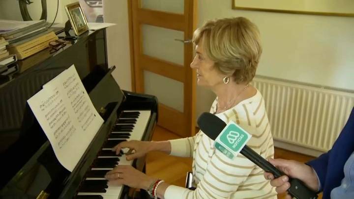 "Uno se equivoca": Evelyn Matthei toca el himno nacional en piano momentos antes de votar