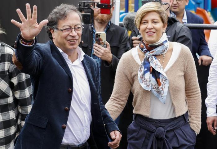 Verónica Alcocer enfrenta dificultades para regresar a Colombia; el presidente Petro asegura que intervendrá