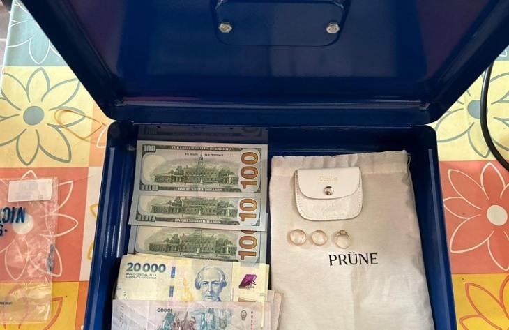 Una amiga de su hija la adormeció y le robó joyas, dólares y efectivo