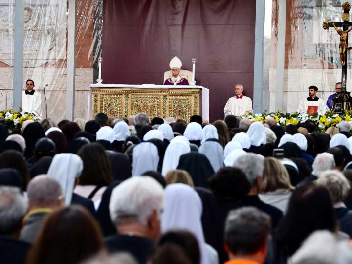 El papa León XIV visitó al mayor cementerio de Roma para rezar por los muertos de los que nadie se acuerda