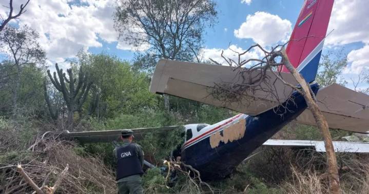 Captan en vuelo a una avioneta cargada con 130 kilos de cocaína que cayó en Salta, cerca del límite con Tucumán (video)