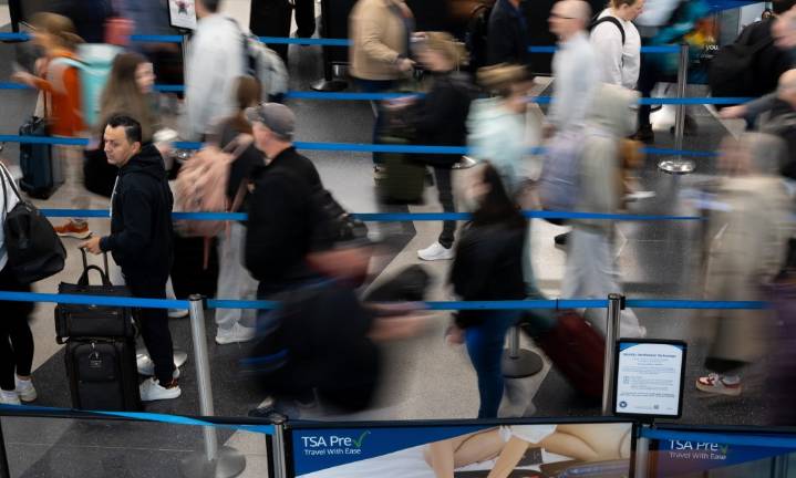 100 flights canceled at Chicago’s airports on second day of cuts tied to shutdown