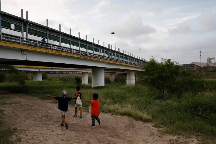 ICE abrirá centro de llamadas para ayudar a rastrear a niños migrantes y deportarlos
