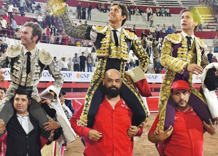 Todos a hombros en la Plaza de Toros Monumental Monterrey