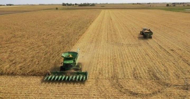 Iowa honors 'Farmer Wave Week' with nods to rural respect