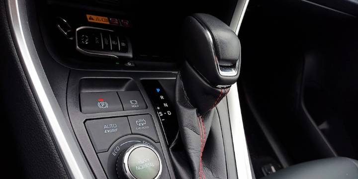 Para qué sirven los 6 botones del auto que muchos conductores desconocen