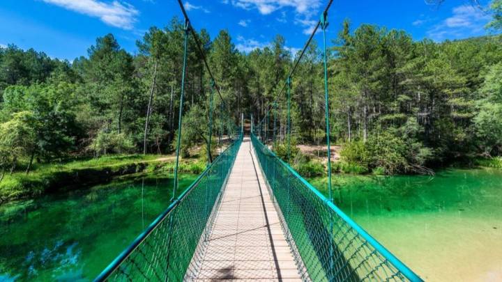La ruta que te lleva a una cascada de 20 metros de altura en el corazón del Alto Tajo: un paisaje de ensueño