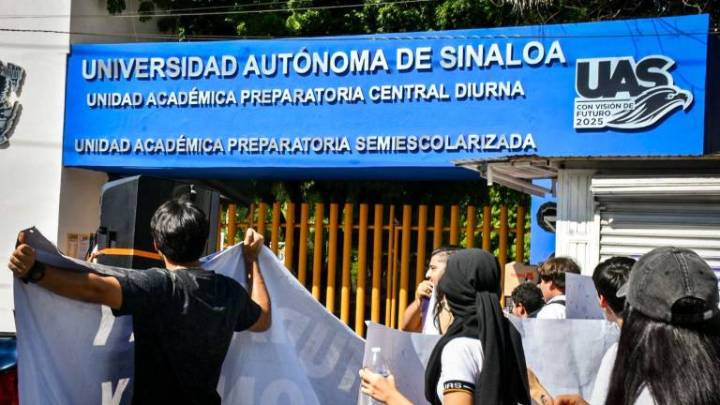 Estudiantes de la UAS realizan segunda marcha, ahora rumbo al Congreso del Estado