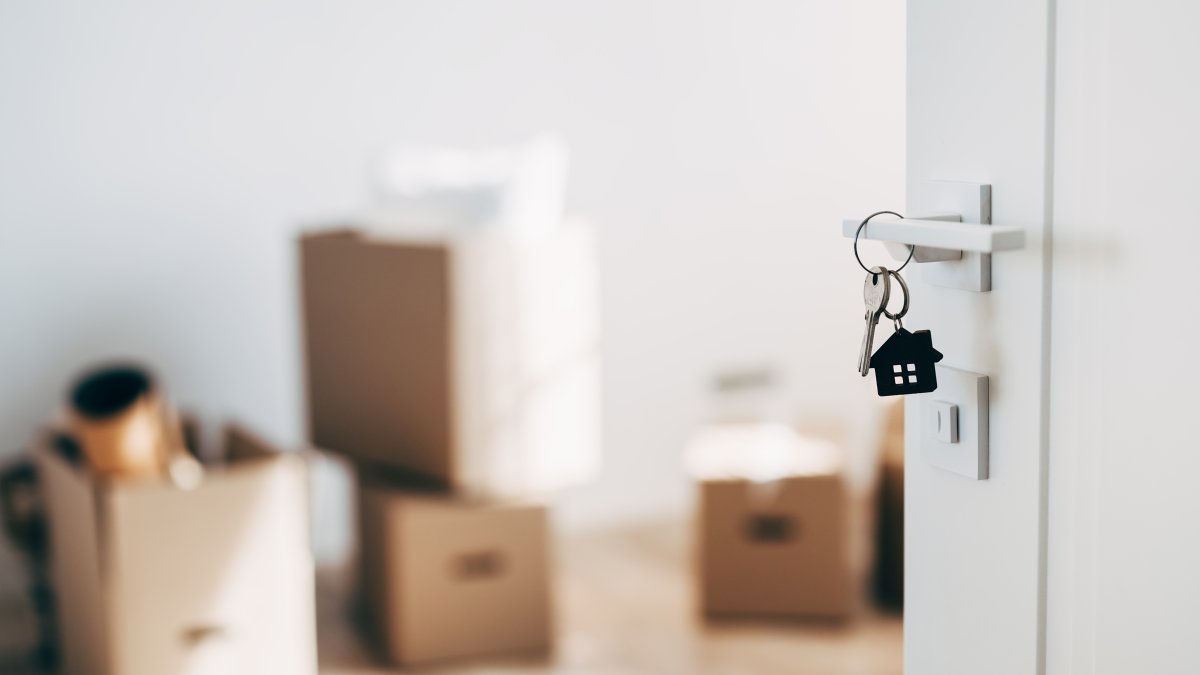 Scammers use real apartments and impersonating agents to con prospective renters