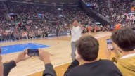 Un 'criptobro' se tira a la cancha en un partido de la NBA para promocionar su criptomoneda, pero le sale mal