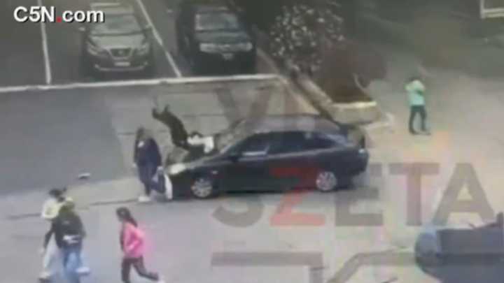 Un conductor atropelló a tres jubiladas que cruzaban una avenida en Lanús y quedó filmado