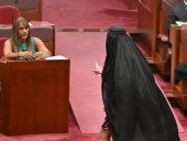 Suspenden a senadora de Australia por usar una burka