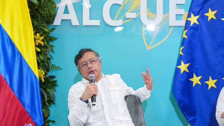 Petro afirma que hay una "contradicción" entre el proyecto democrático y el mundo actual