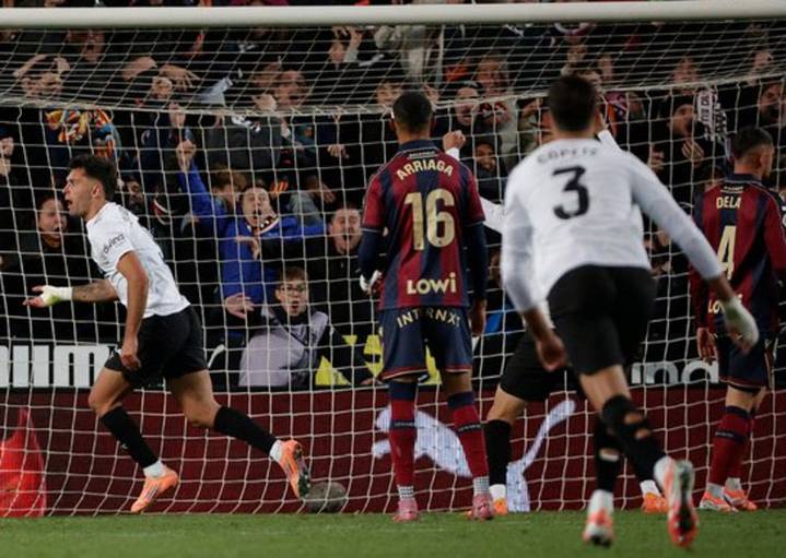 1-0. Hugo Duro, de chilena, da el derbi al Valencia ante el Levante de Arriaga