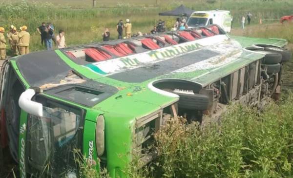 Volcó un micro en la Ruta 2: dos muertos y varios pasajeros heridos