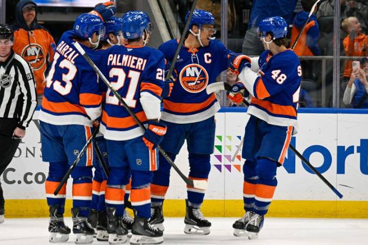 NHL roundup: Islanders stun Blue Jackets with two late goals