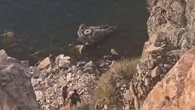 Automóvil se desbarrancó y cayó a las aguas del lago Titicaca en Puno