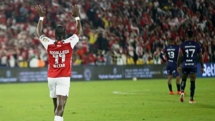 Santa Fe vive gracias a los tres goles de Hugo Rodallega; 3 a 0 sobre Fortaleza