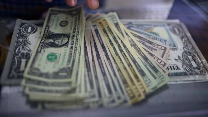 El dólar se debilita frente a las principales divisas mientras crece la expectativa de reapertura del gobierno estadounidense