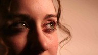 Qué significa que alguien desvíe la mirada al hablar, según la psicología