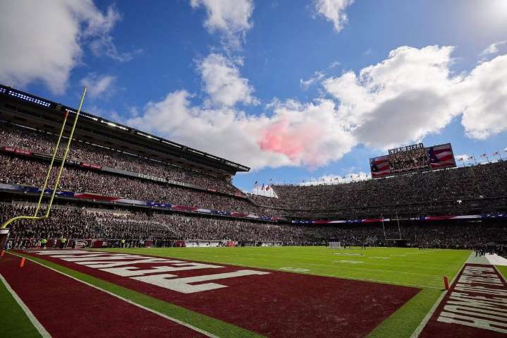 Texas state trooper who bumped South Carolina players in tunnel removed from game