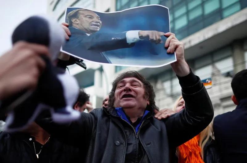 Javier Milei respaldó a Estudiantes tras la polémica del pasillo