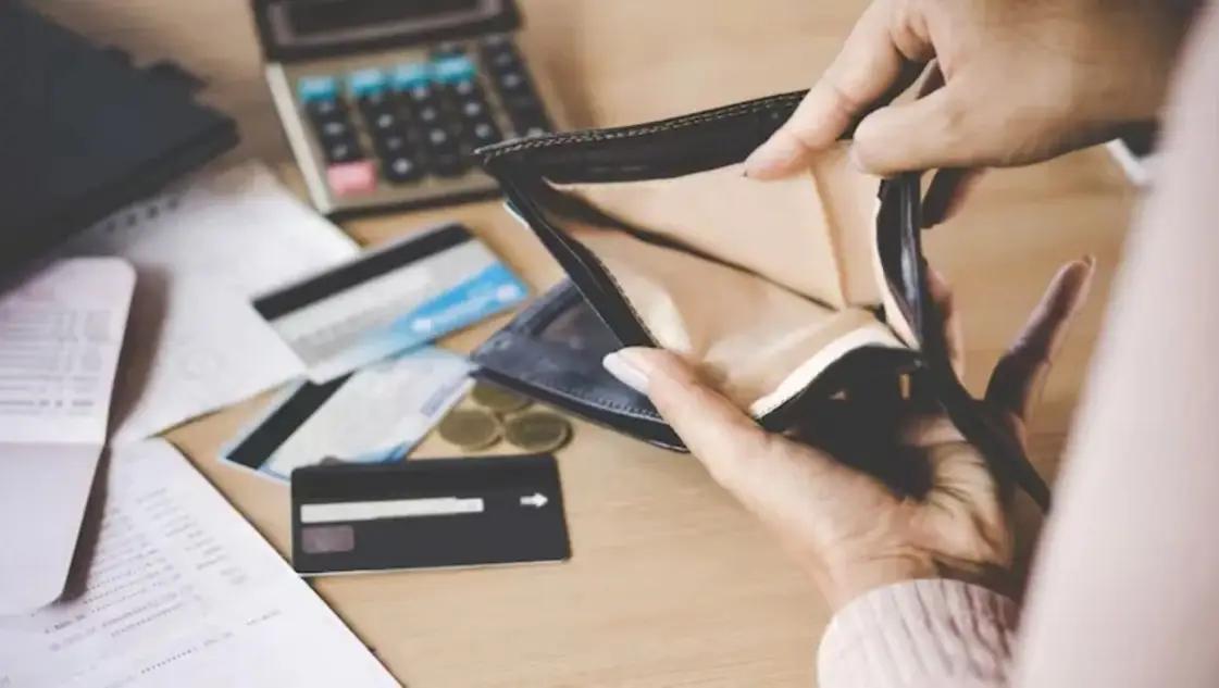 Economía familiar en rojo: Las deudas llegaron a un máximo histórico