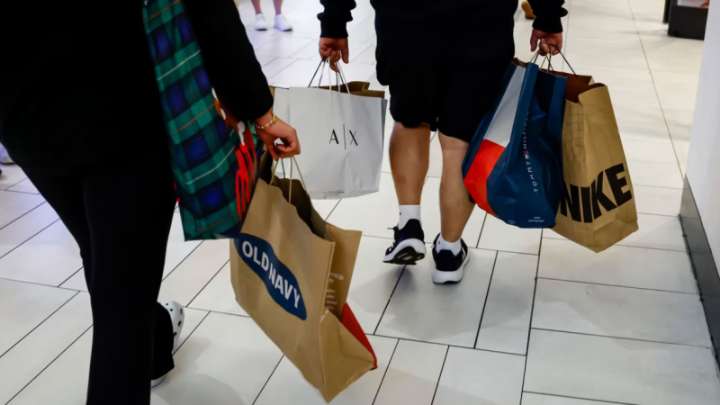 La economía en forma de K y la inflación impulsan las ventas del Black Friday un 4,1 % y el gasto en línea salta un 9,1 %