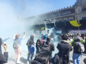 Encapuchados derriban vallas y se enfrentan con policías en marcha de Generación Z