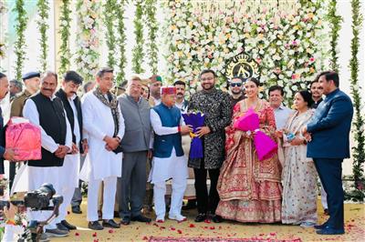 राज्यपाल शिव प्रताप शुक्ल और लेडी गवर्नर जानकी शुक्ला ने आज ऊना जिले के हरोली में उप-मुख्यमंत्री मुकेश अग्निहोत्री के घर पर आयोजित आशीर्वाद उत्सव में डॉ. आस्था अग्निहोत्री एवं सचिन शर्मा को आशीर्वाद द