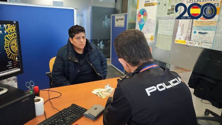 La recompensa a la buena acción de Carmen: recibe los 800 euros que entregó hace dos años de una cartera perdida