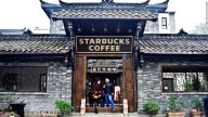 Starbucks vende el 60% de su negocio en China y surgen dudas sobre el futuro de sus operaciones en ese país