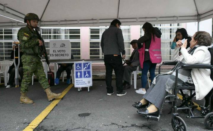 Referéndum de Ecuador; el “no” se consolida con más del 98% escrutado