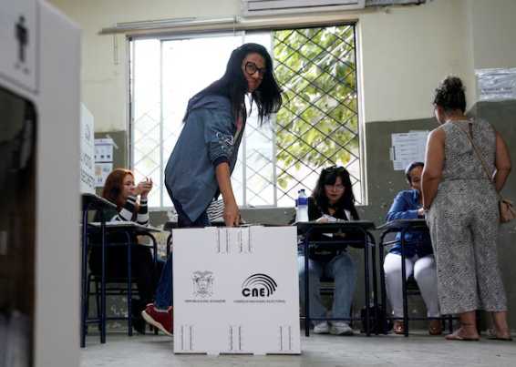 El “No” domina en el referéndum de Ecuador y frena la agenda de reformas del presidente Daniel Noboa