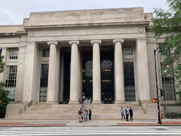 Correos de Epstein muestran una estrecha relación con Noam Chomsky, de MIT