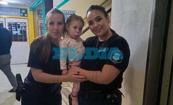 Héroes: Policías salvaron la vida de una beba que se ahogaba en La Plata