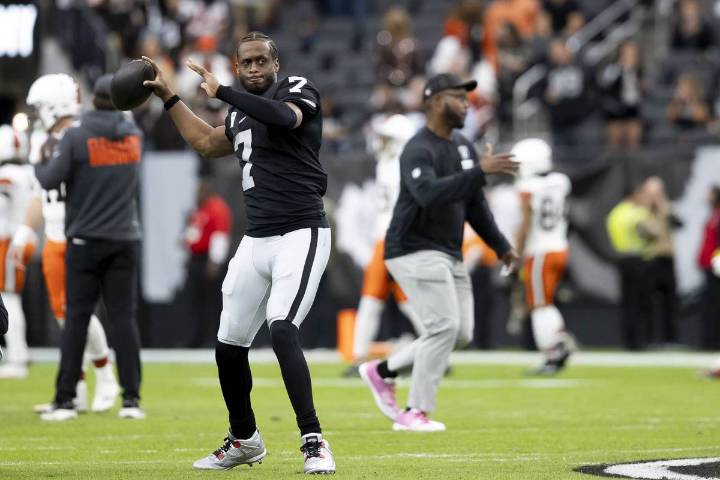 Raiders' Geno Smith apologizes for obscene gesture toward fans