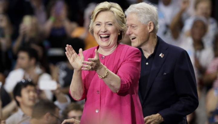 Bill and Hillary Clinton visit Rev. Jesse Jackson in Chicago hospital